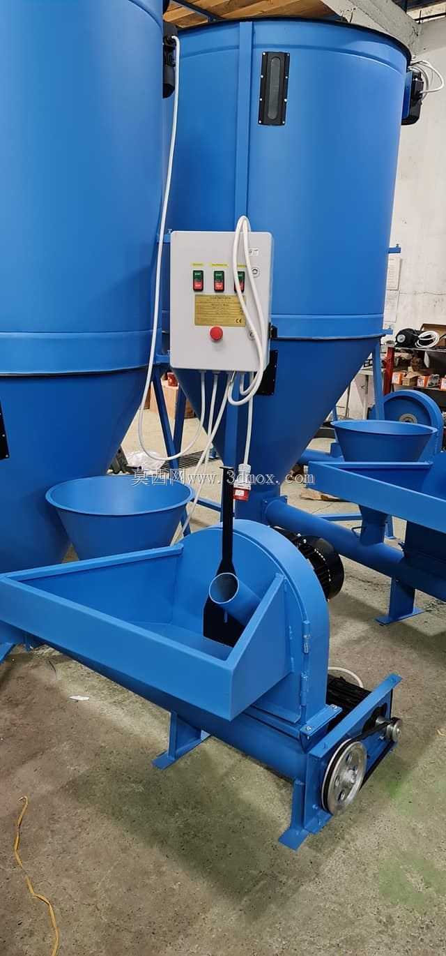 用于动物饲料生产的带破碎机的立式饲料搅拌机。此型号的容量为300公斤。(Vertikalna me?aona sto?ne hrane sa mlinom)