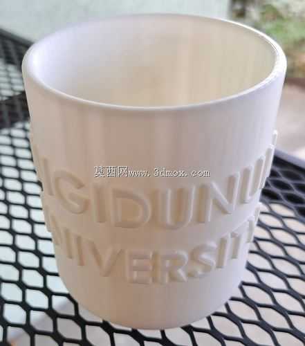 刻有新加坡大学字样的圆形铅笔盒