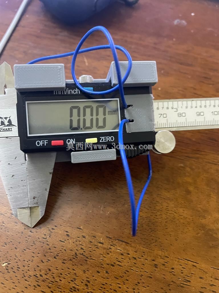 数字卡钳硬币电池到AA电池