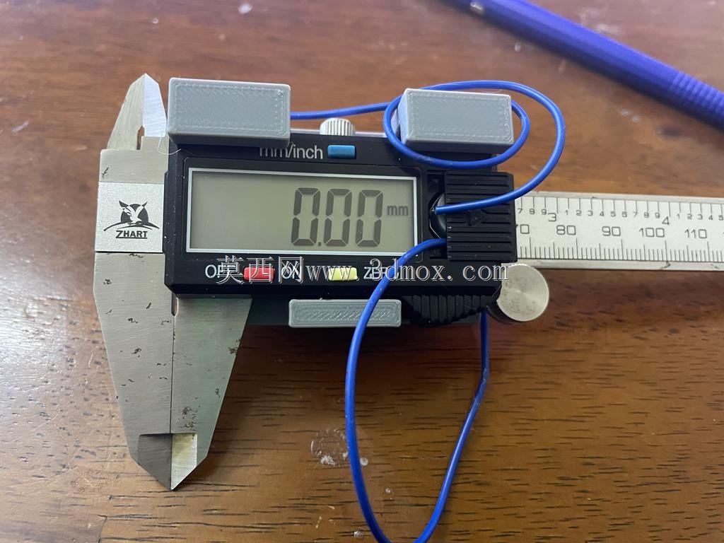 数字卡钳硬币电池到AA电池