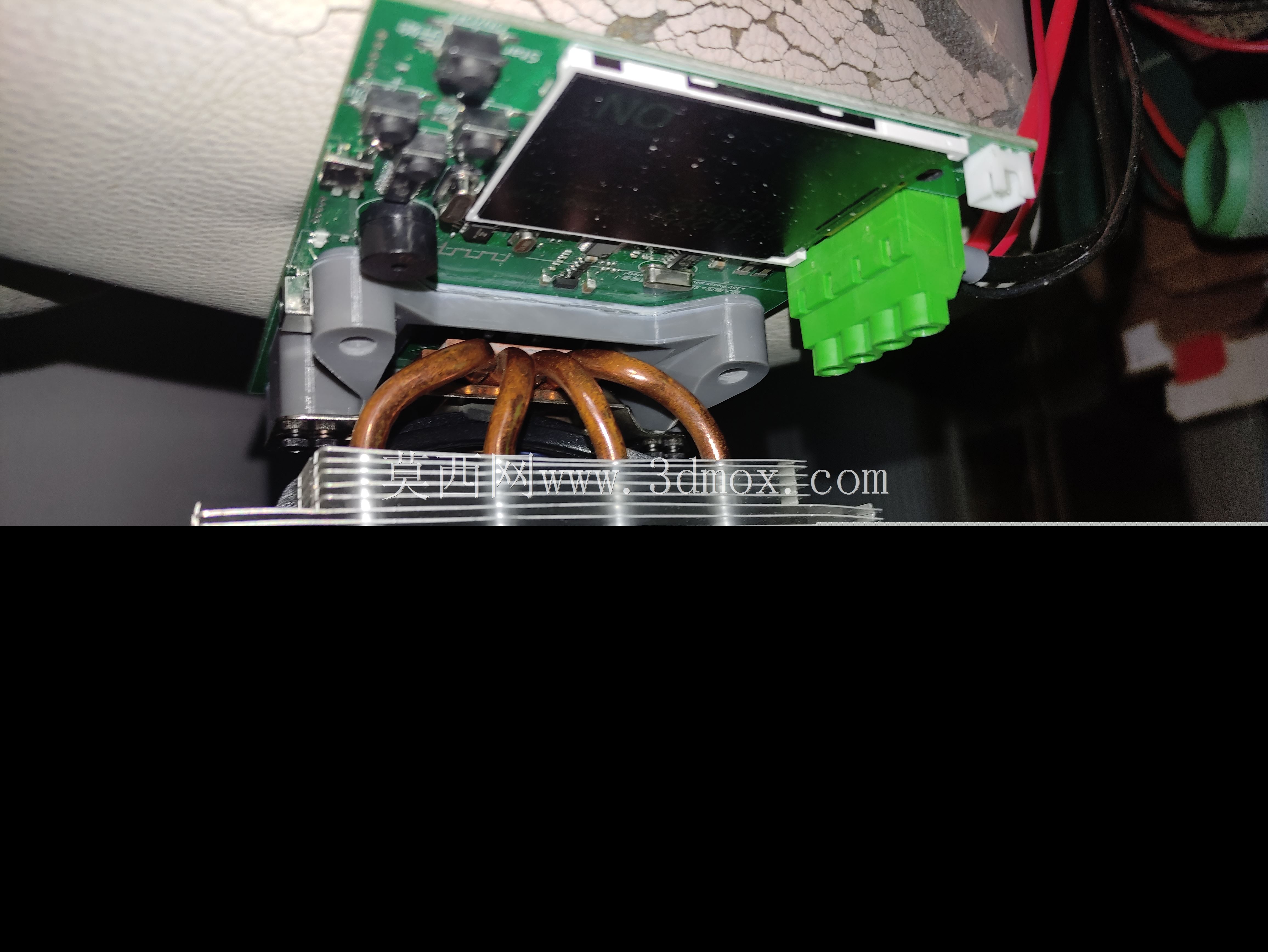 适用于 Arctic Cooling Freezer Xtreme CPU 冷却器的简单适配器,可安装在 DL24 或 DL24P 150W 功率测试仪电子负载上