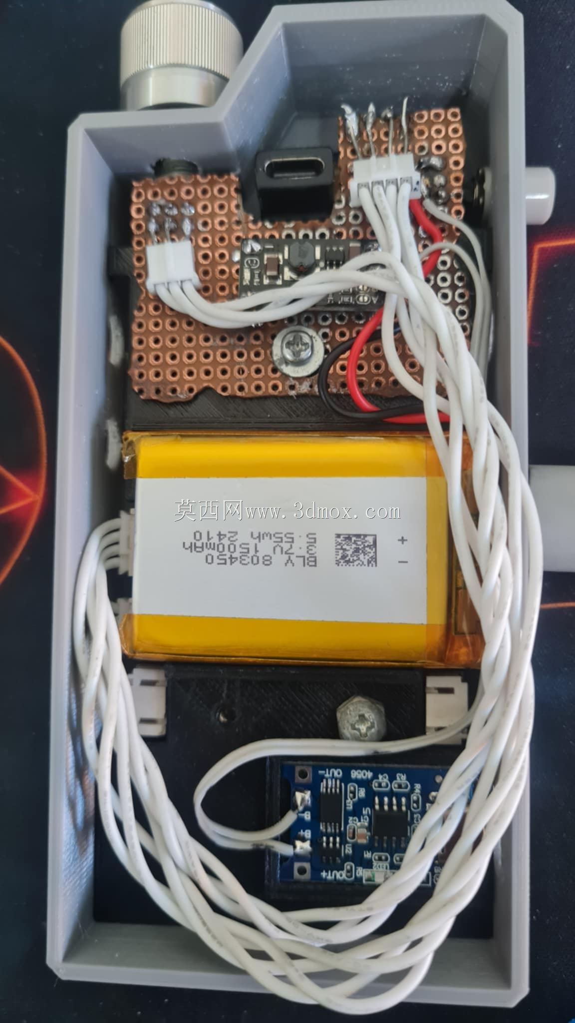 Cyber?? WalkMan:赛博朋克风格