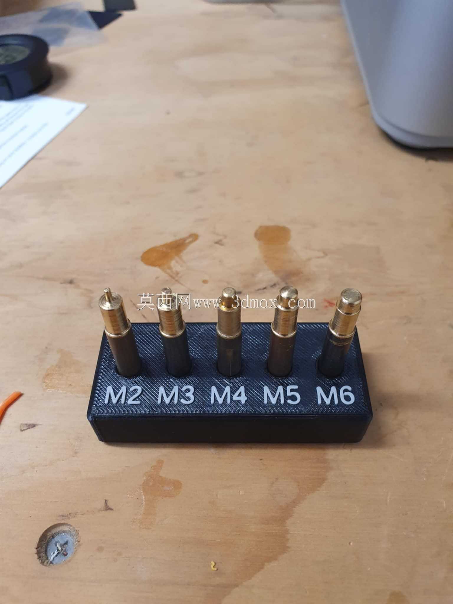用于将 Heatsert 型螺母插入 3D 打印零件的迷你压机