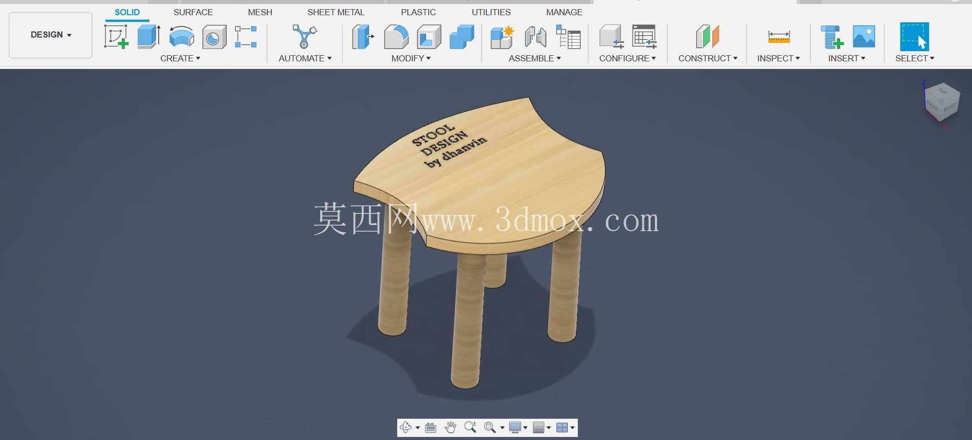 符合人体工程学设计的低海拔凳子。