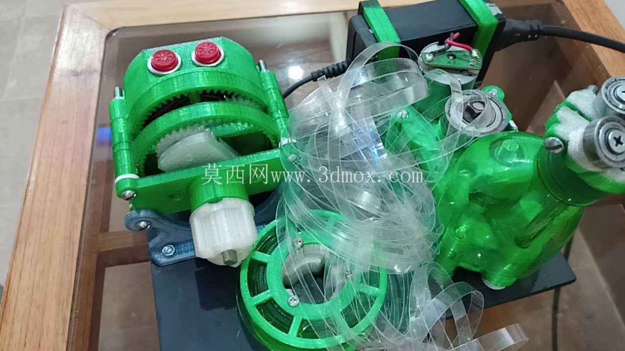 PET塑料条切割以获得自由长丝