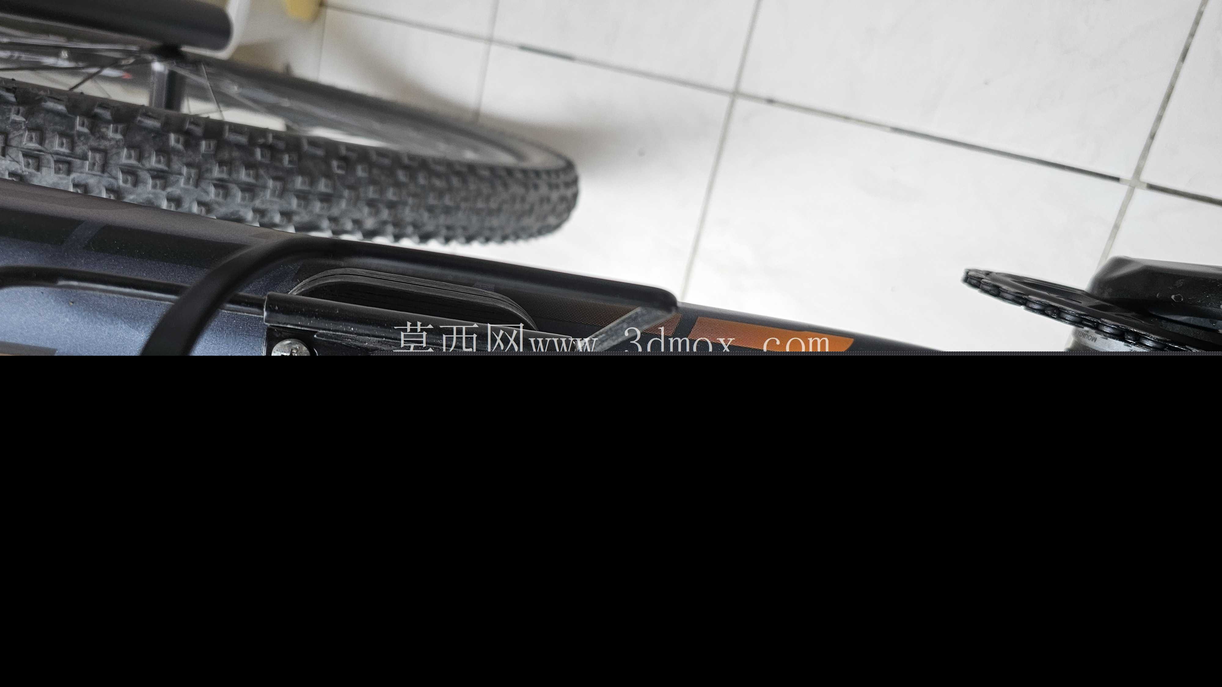 自行车隐藏的智能标签持有人。