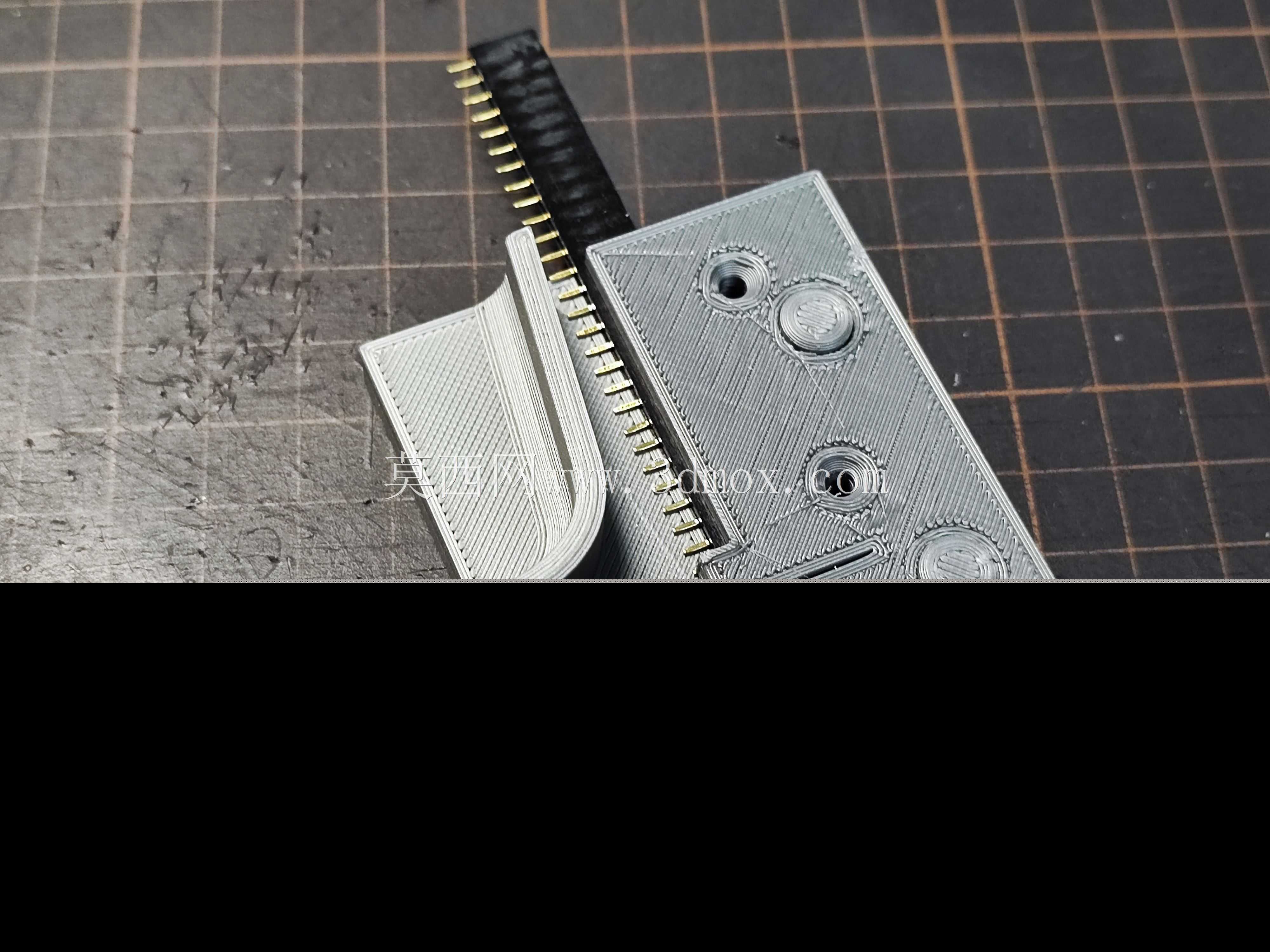安全切割母排针的工具