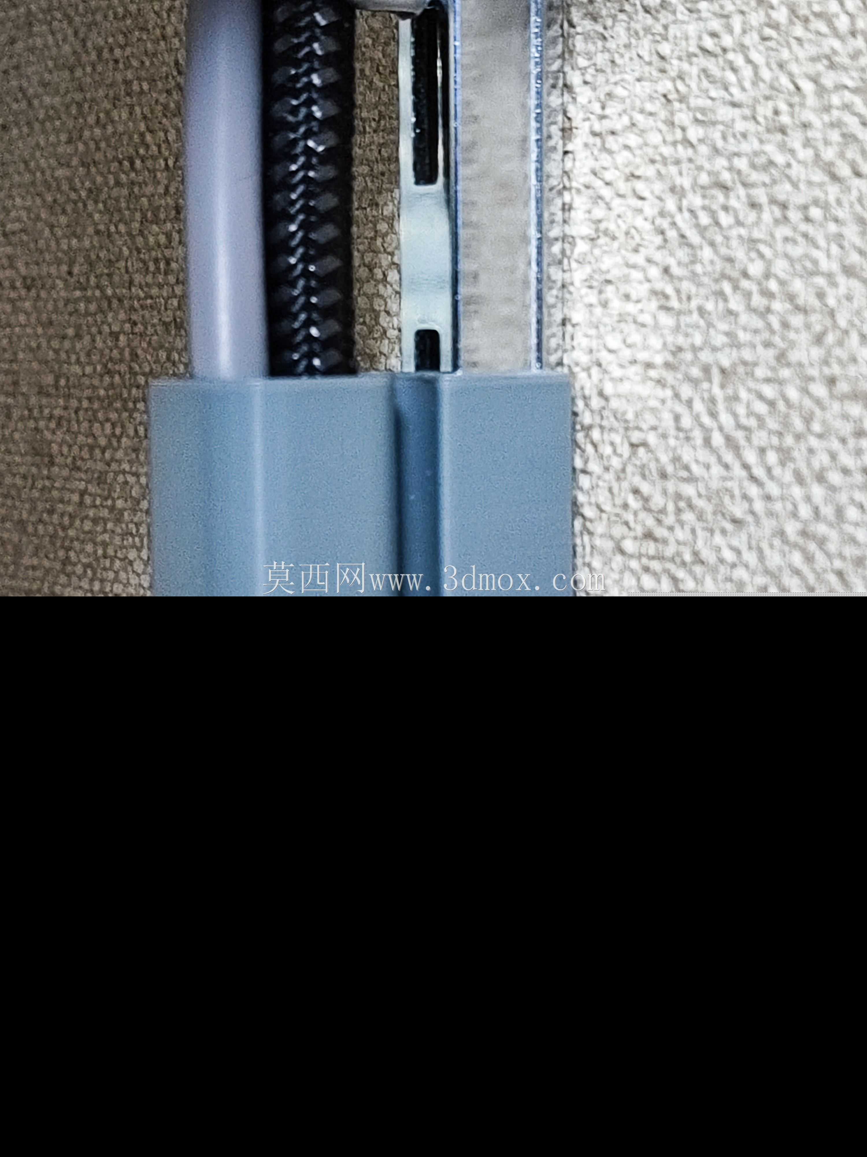 使用通道支撑槽的电缆夹