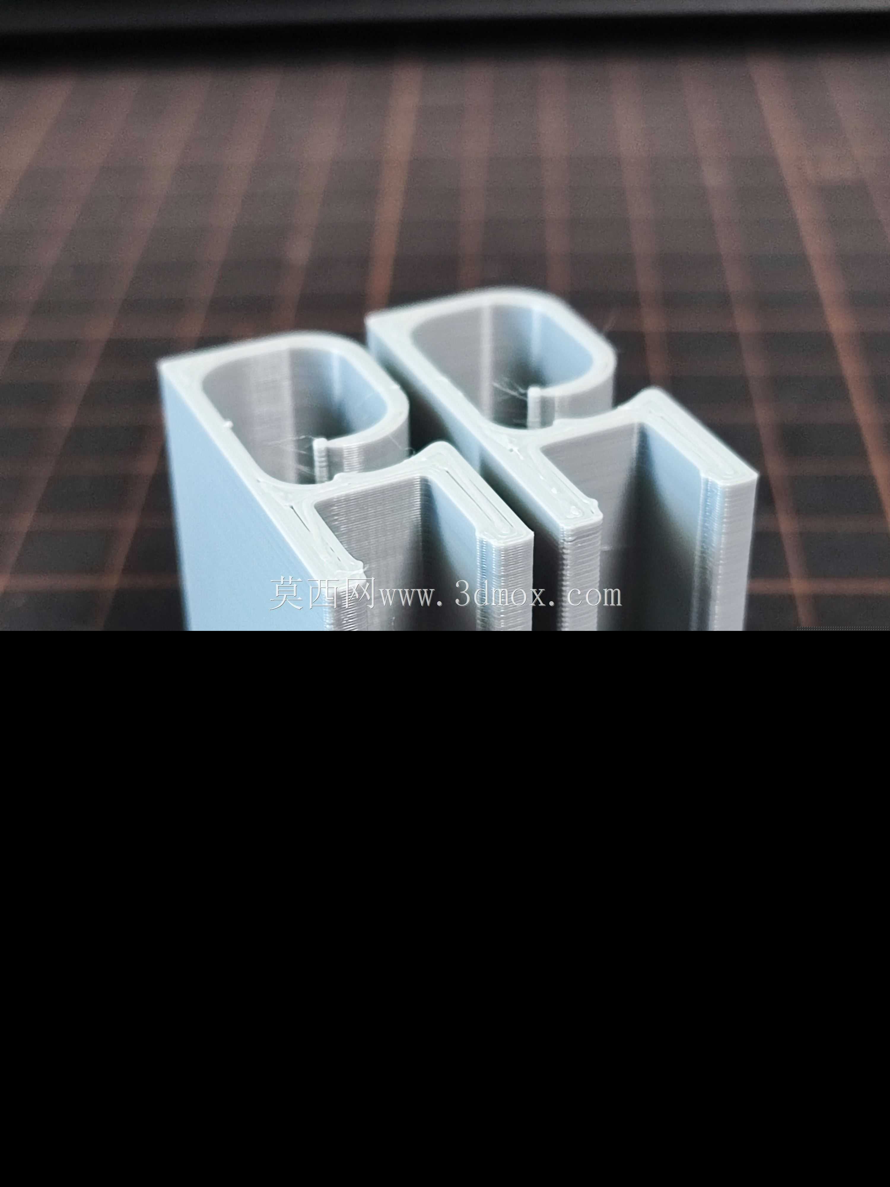 使用通道支撑槽的电缆夹