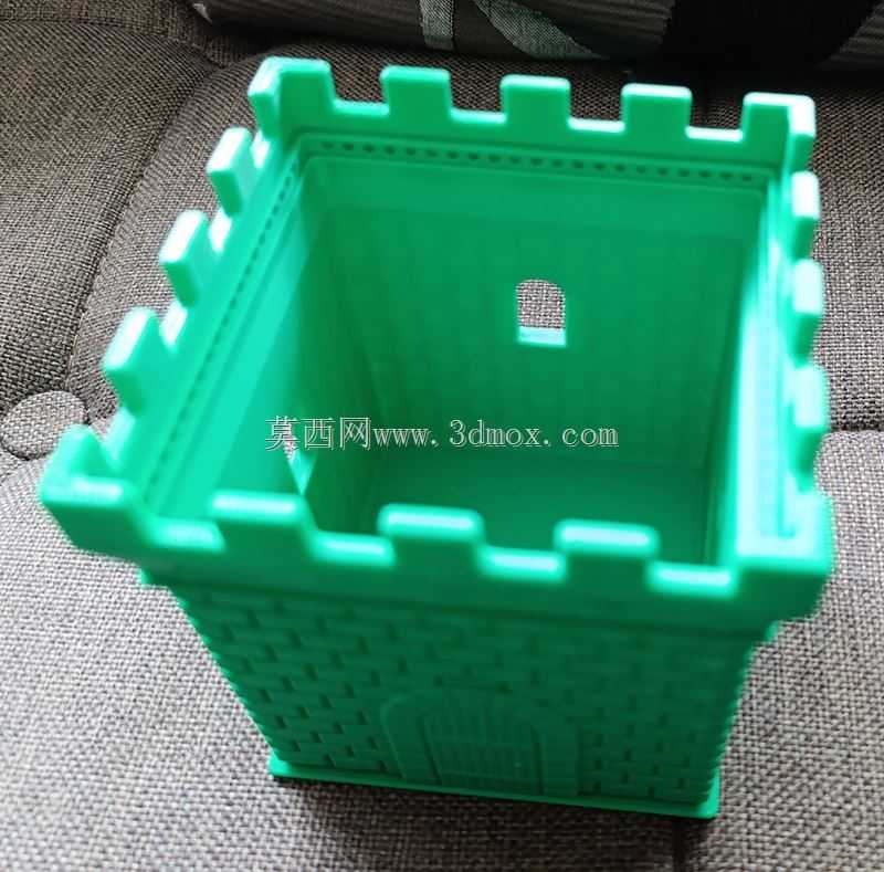 一个以城堡塔形状的方形铅笔盒