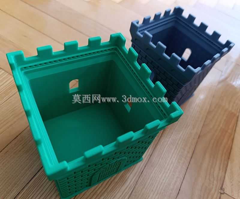 一个以城堡塔形状的方形铅笔盒
