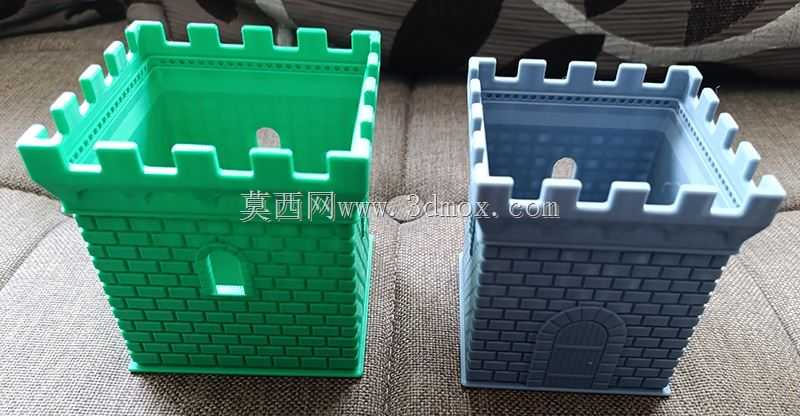 一个以城堡塔形状的方形铅笔盒