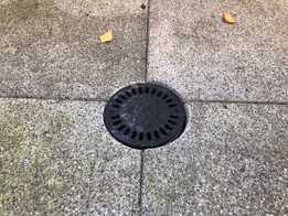 紧凑的地板排水