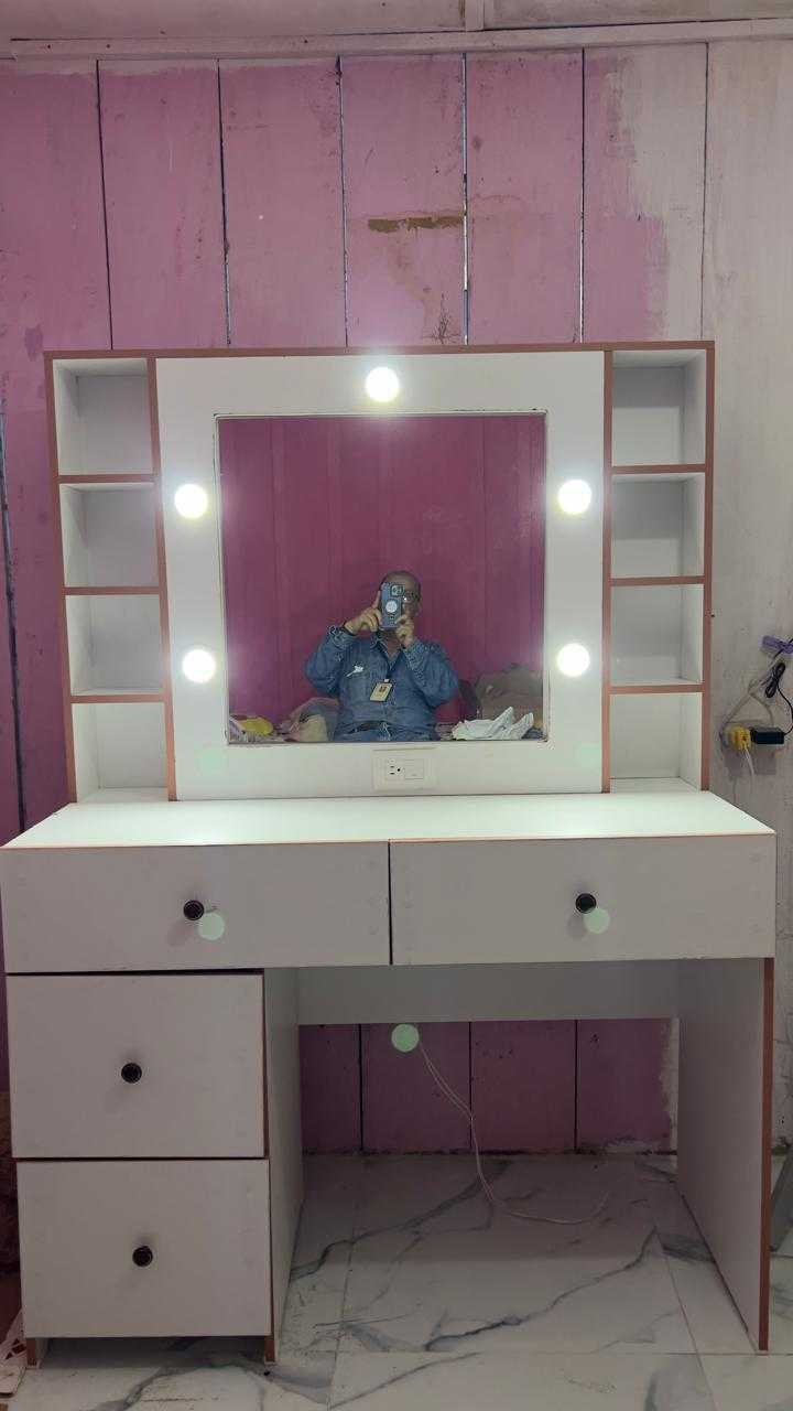 Coqueta (cómoda para maquillaje)。化妆台