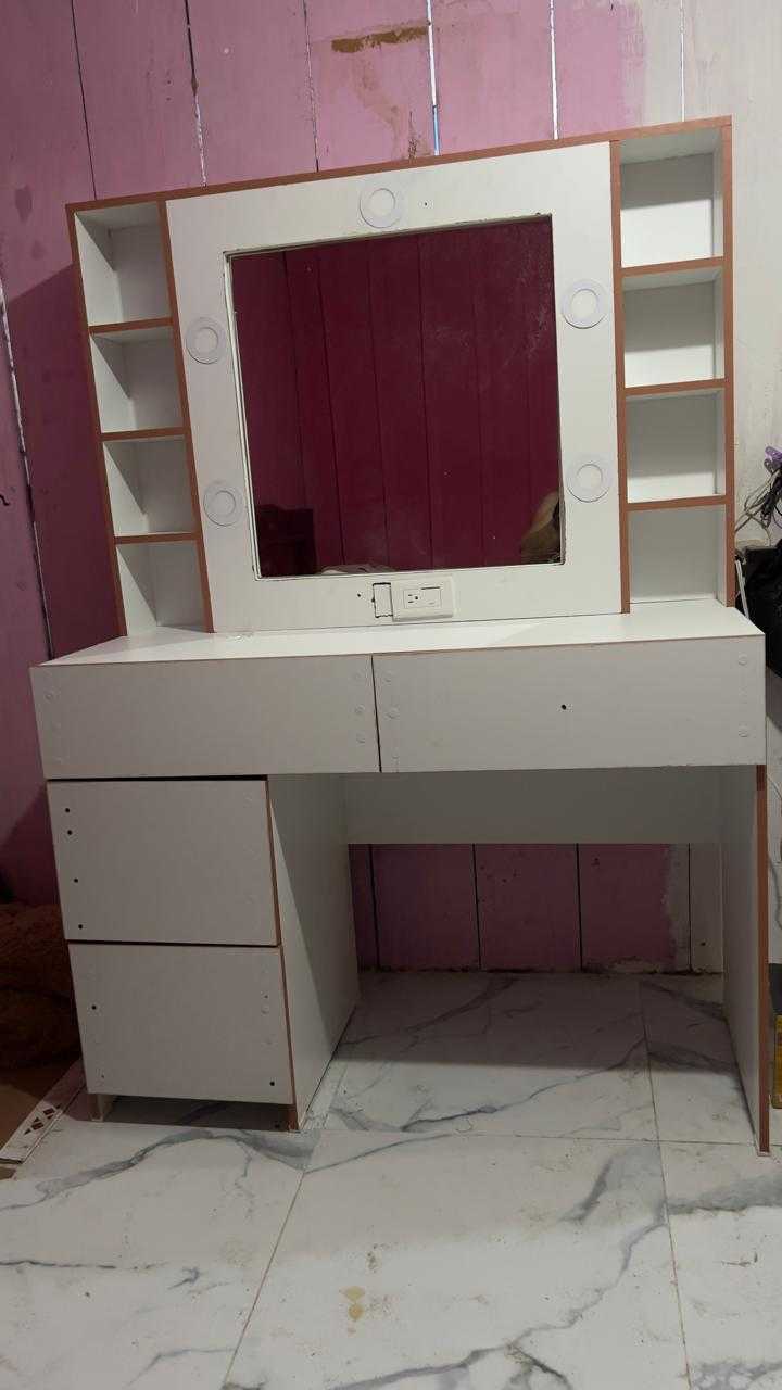 Coqueta (cómoda para maquillaje)。化妆台
