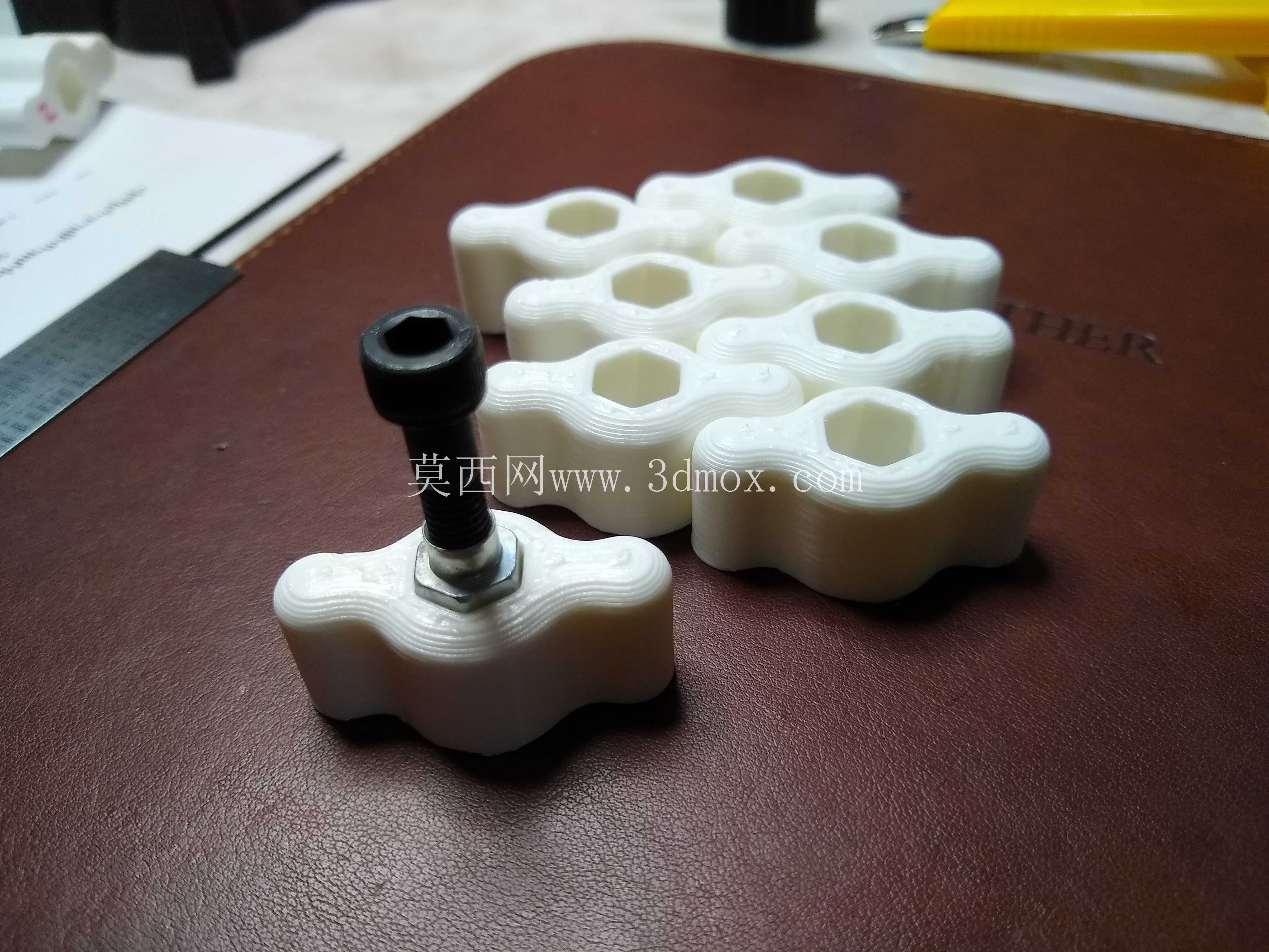 适用于 Retrax T 型槽的卡车货架组件