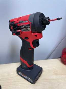 ������ Milwaukee M12