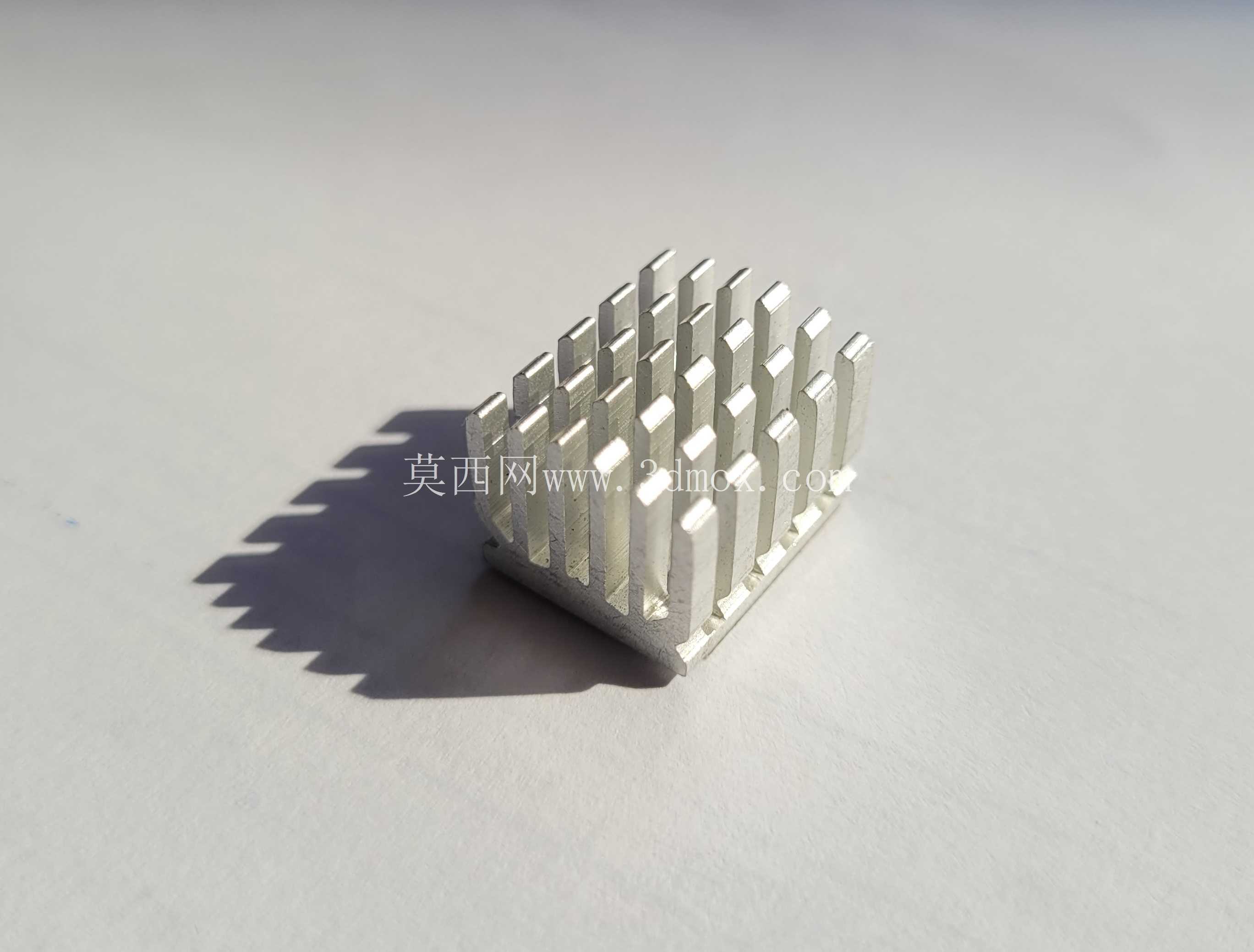 ɢ��Ƭ�ߴ� 16x13x12�������� GDDR �Դ�оƬ��