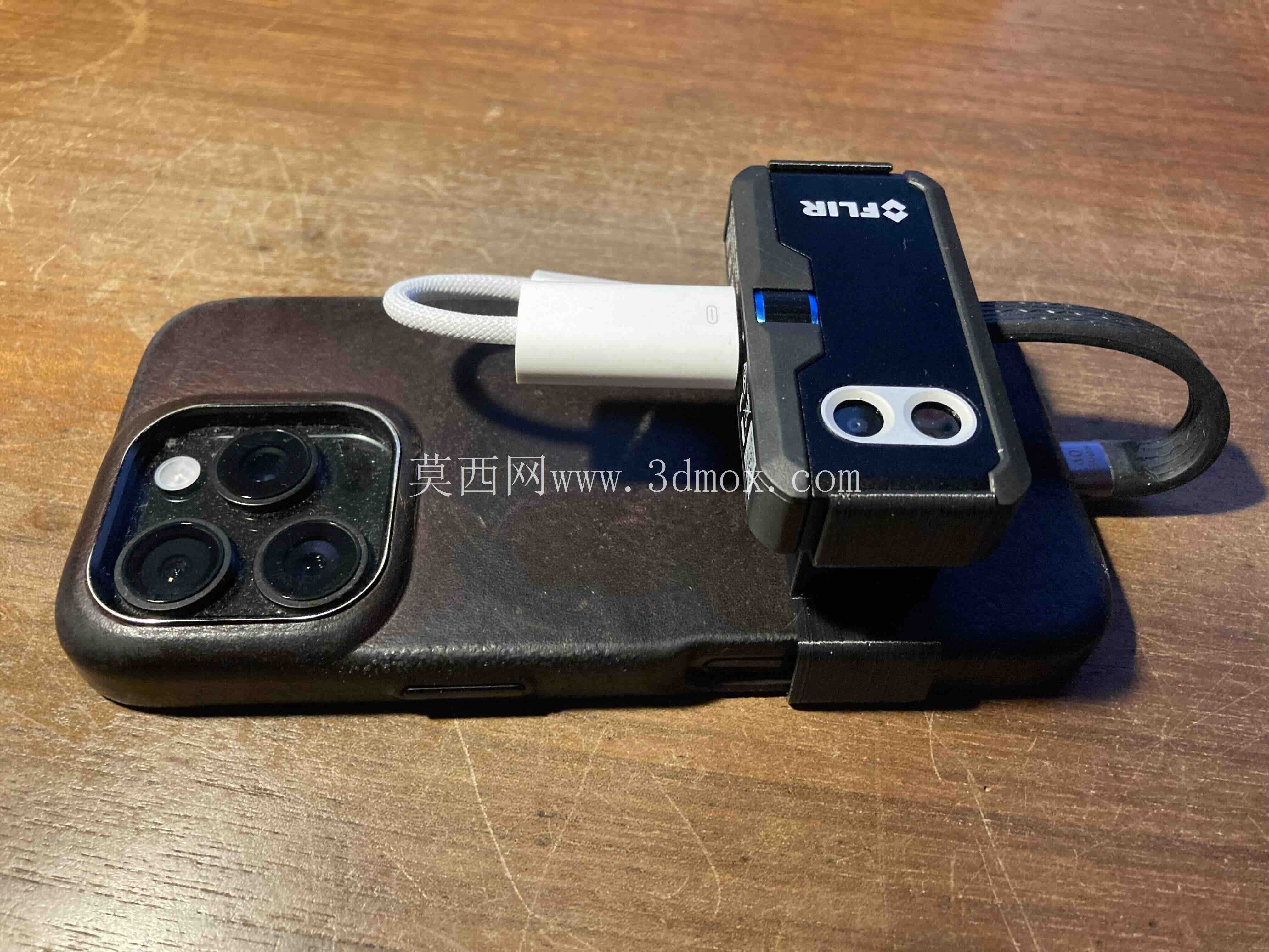 适用于配备 USB-C iPhone 的 FLIR One Pro 的适配器支架
