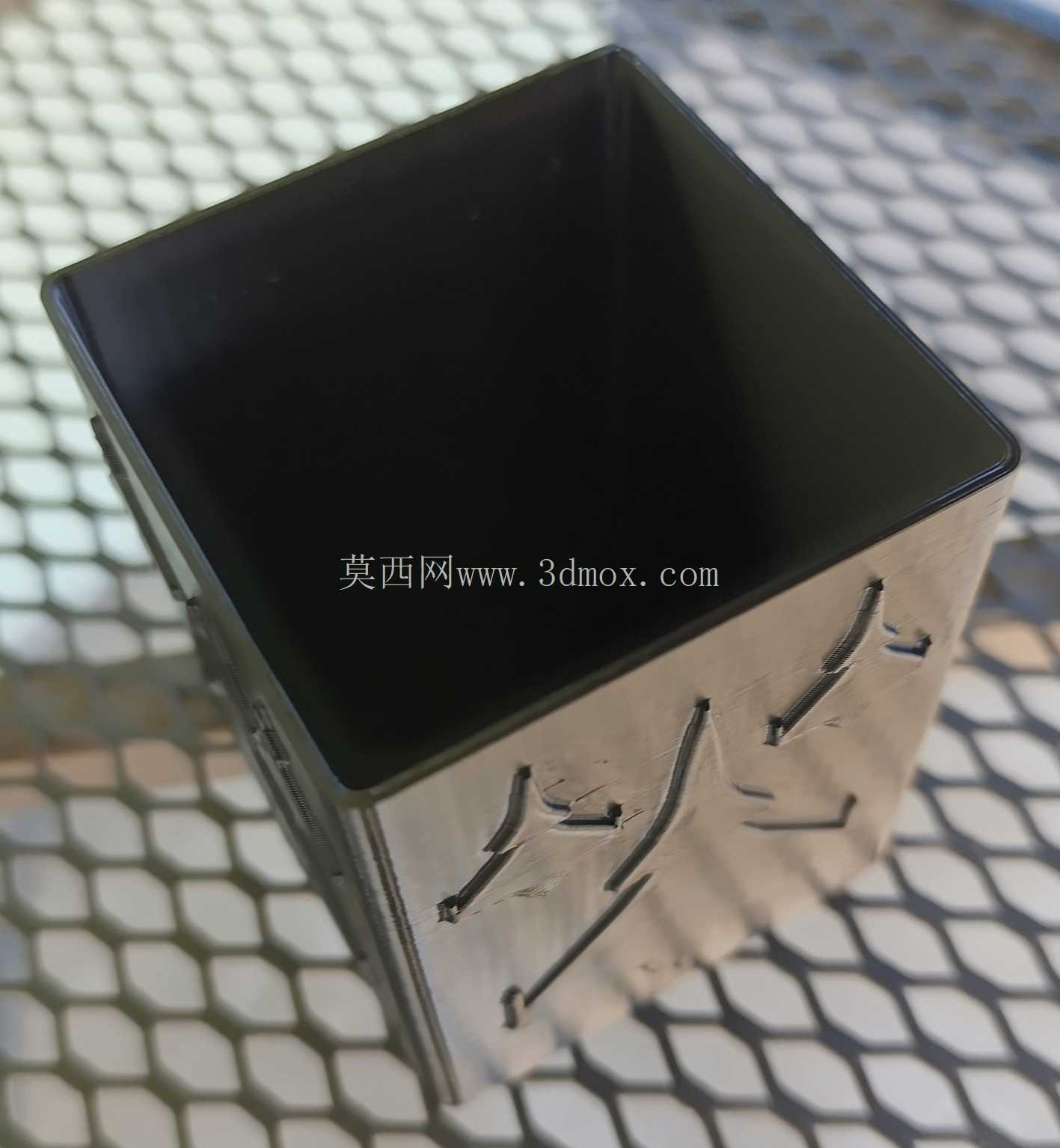 带有欧洲战斗机轮廓的方形铅笔盒