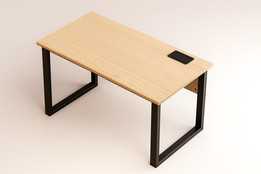 Mesa Reta Simples – Estilo Plataforma com Estrutura Metálica // 直桌 – 带金属框架的平台风格