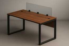 Mesa Reta – Estilo Plataforma com Divisória em Acrílico // 直桌 – 带亚克力分隔板的平台风格