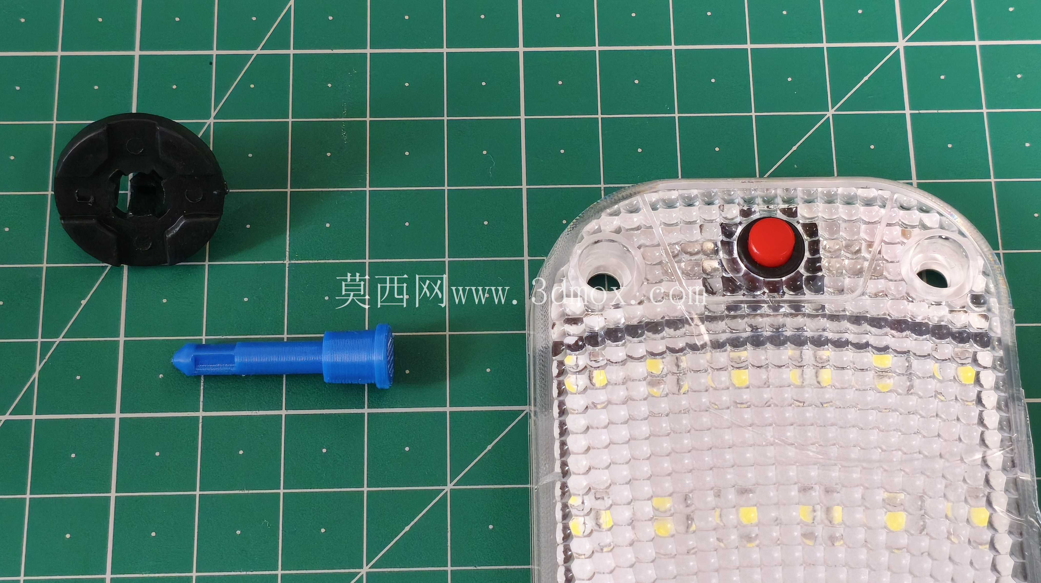 汽车天花板上的 LED 灯固定