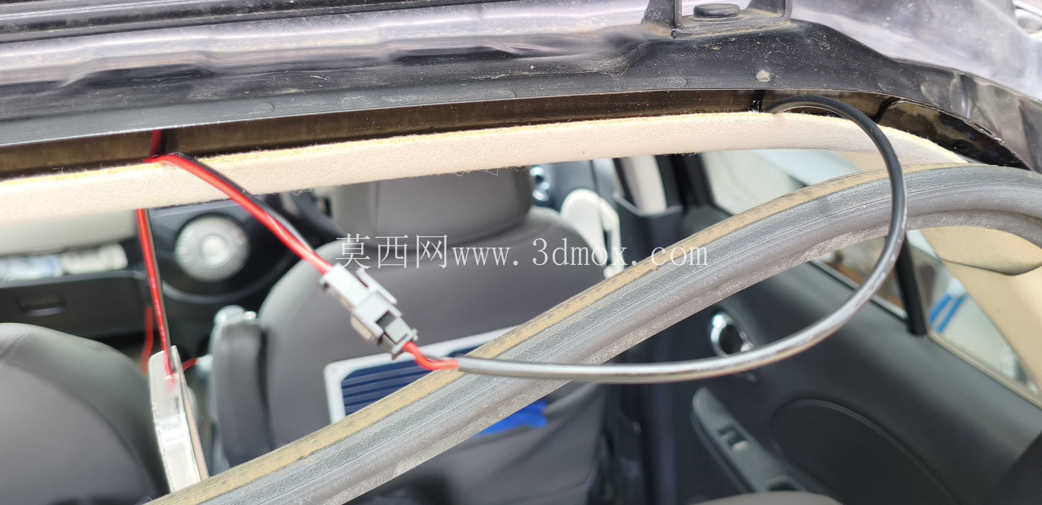 汽车天花板上的 LED 灯固定