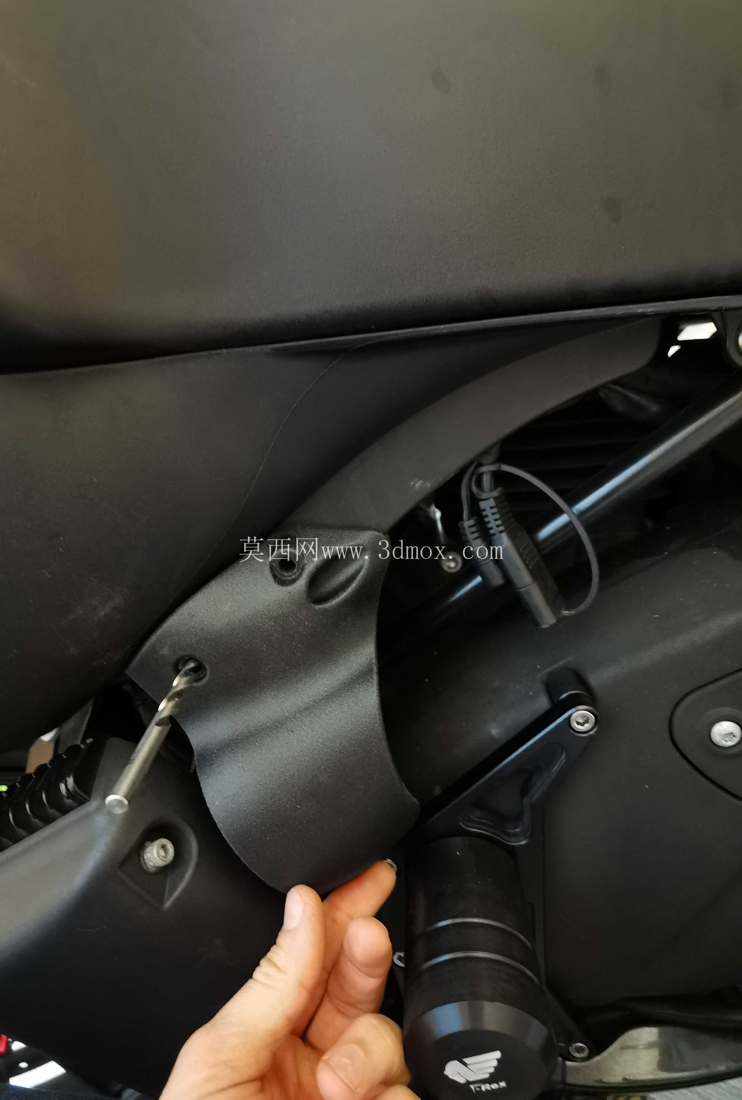 Buell XB 喇叭罩安装 +T-Rex 车架滑块左侧