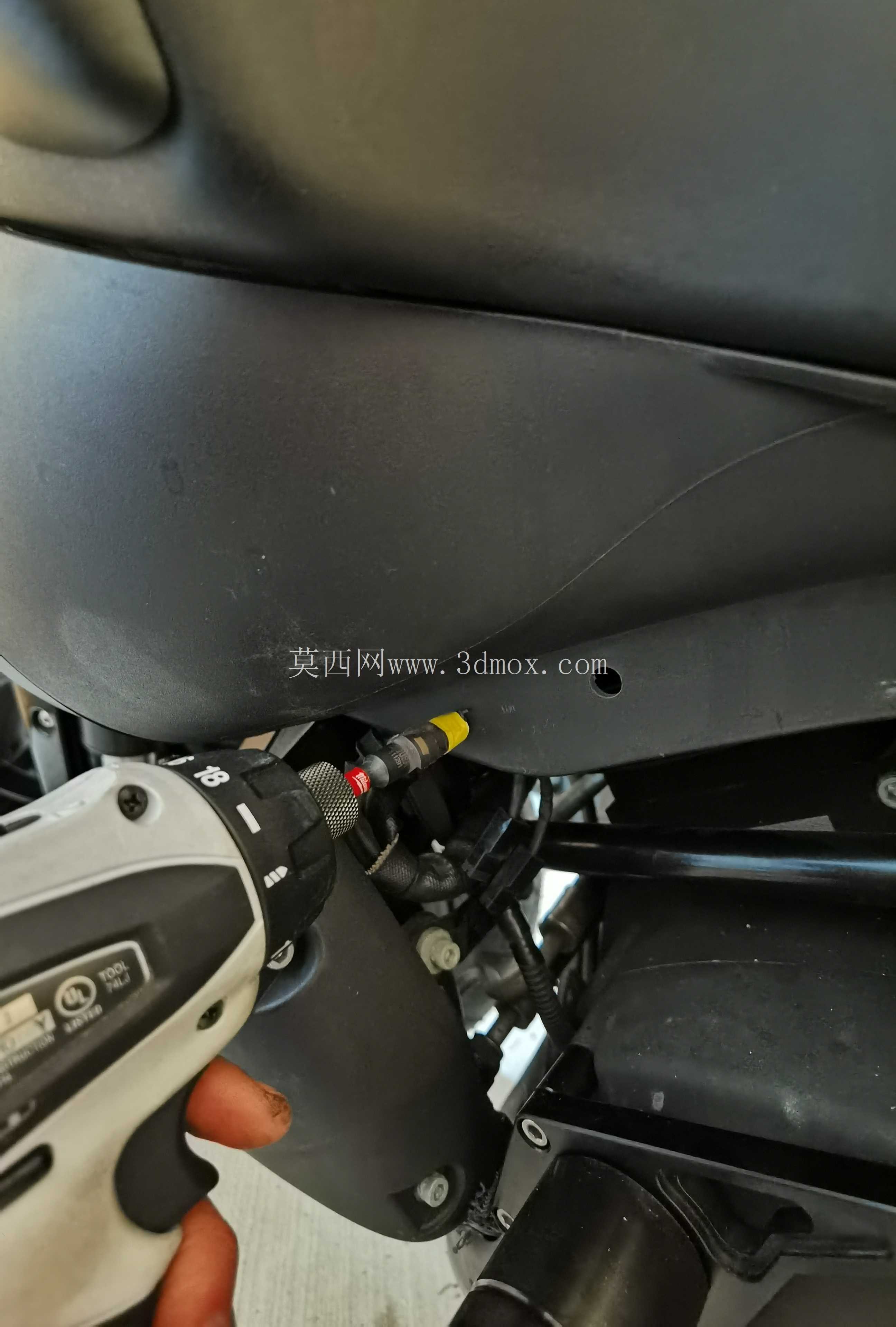 Buell XB 喇叭罩安装 +T-Rex 车架滑块左侧