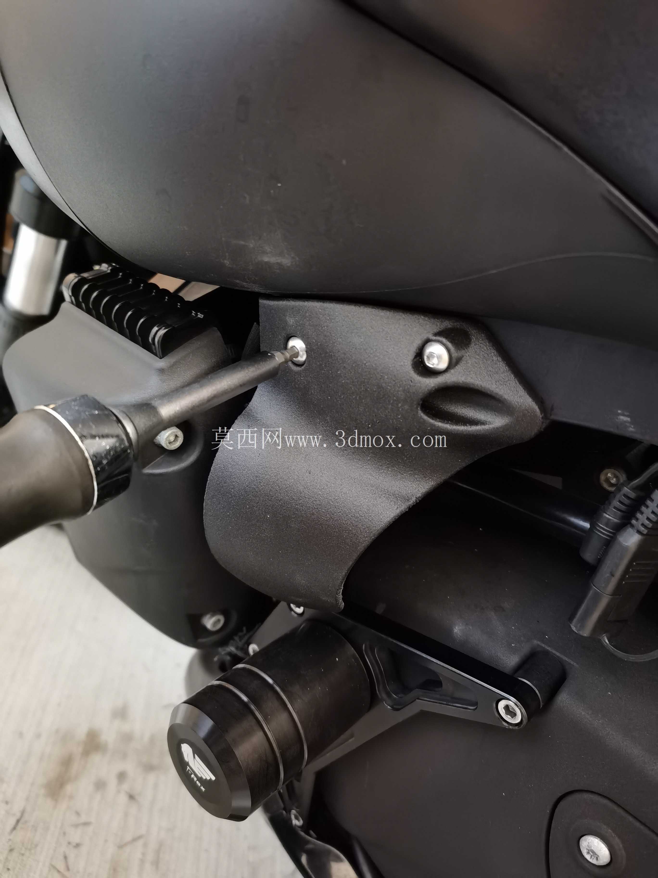 Buell XB 喇叭罩安装 +T-Rex 车架滑块左侧