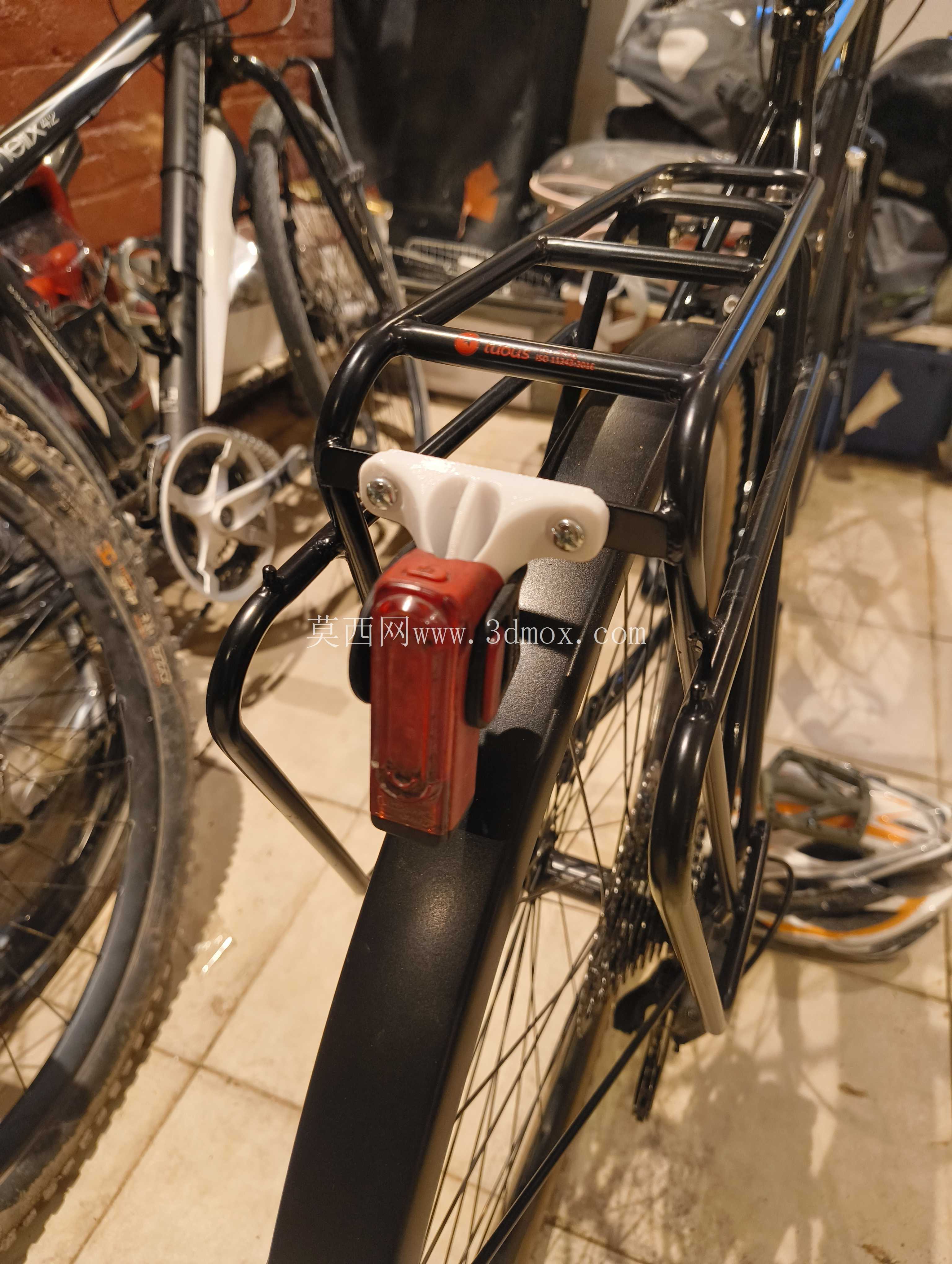 适用于 Tubus 架和 Lezyne 灯的自行车尾灯支架