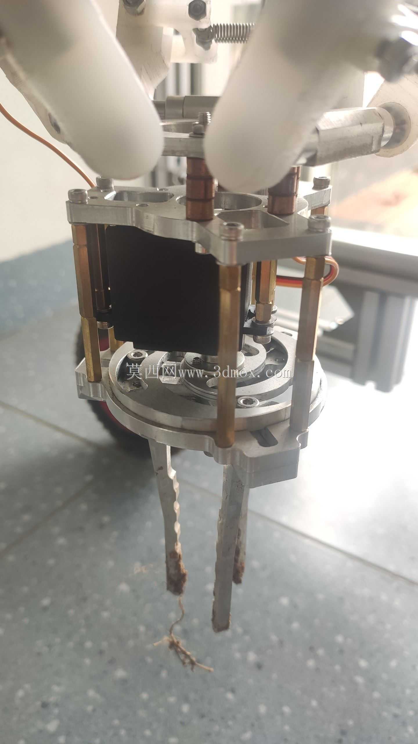 抓草器