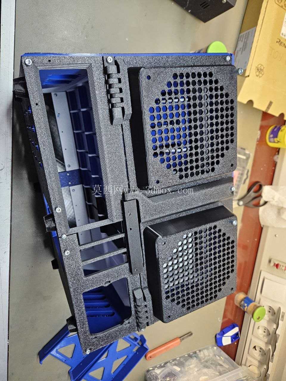 支持热插拔的 9 盘位 NAS