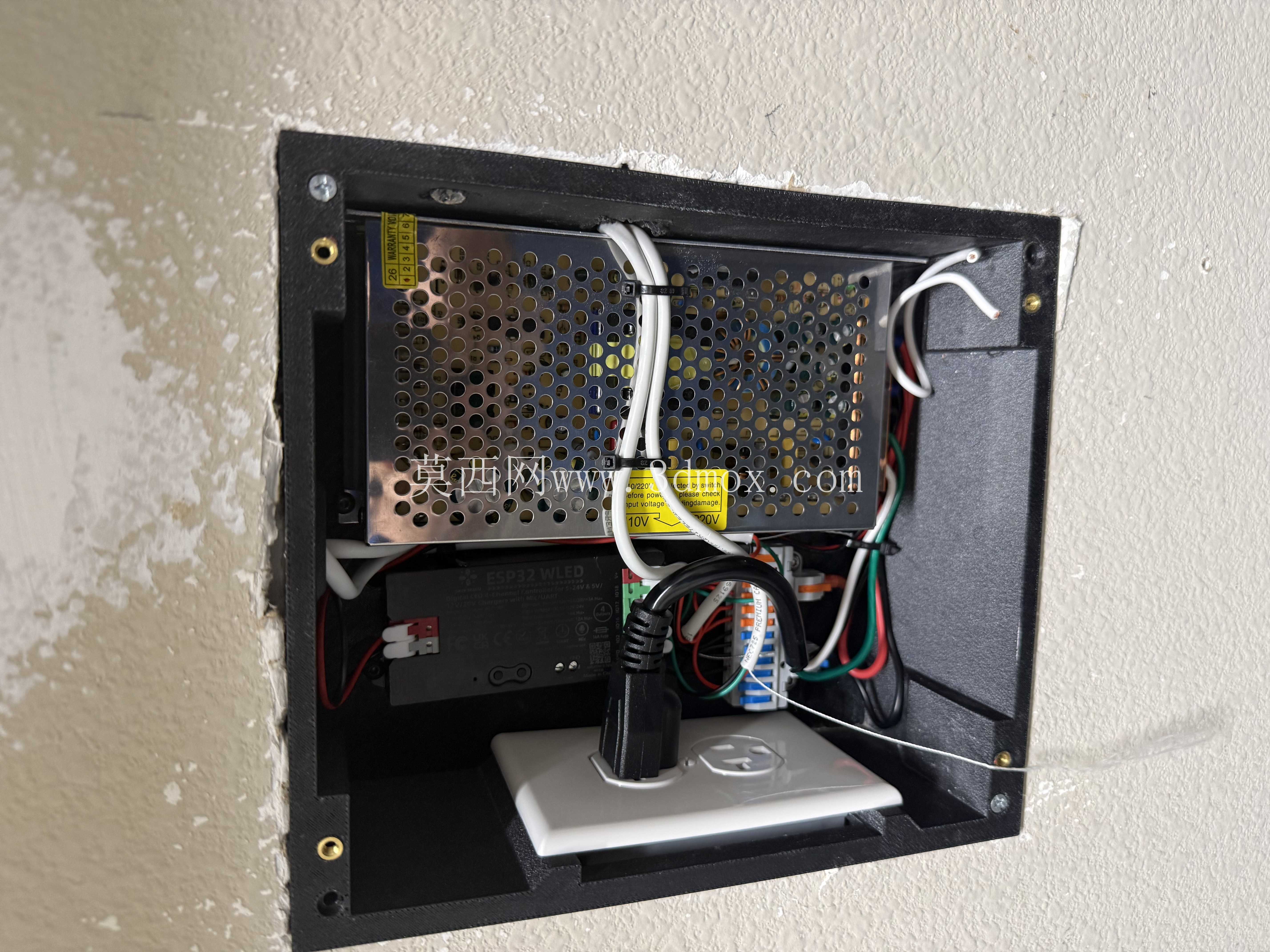 外壳 ESP32 LED 控制器和 5V 20A PSU