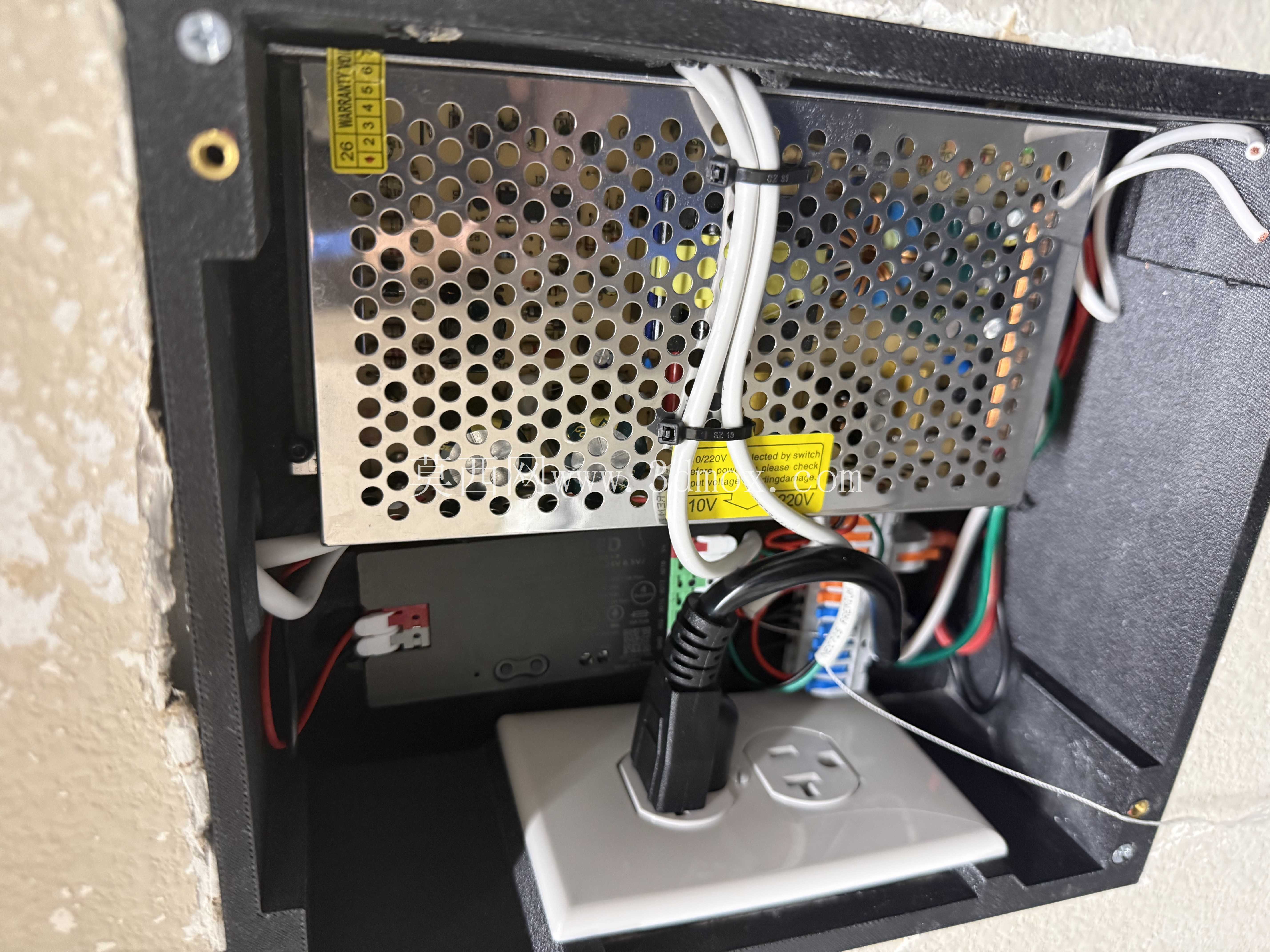 外壳 ESP32 LED 控制器和 5V 20A PSU