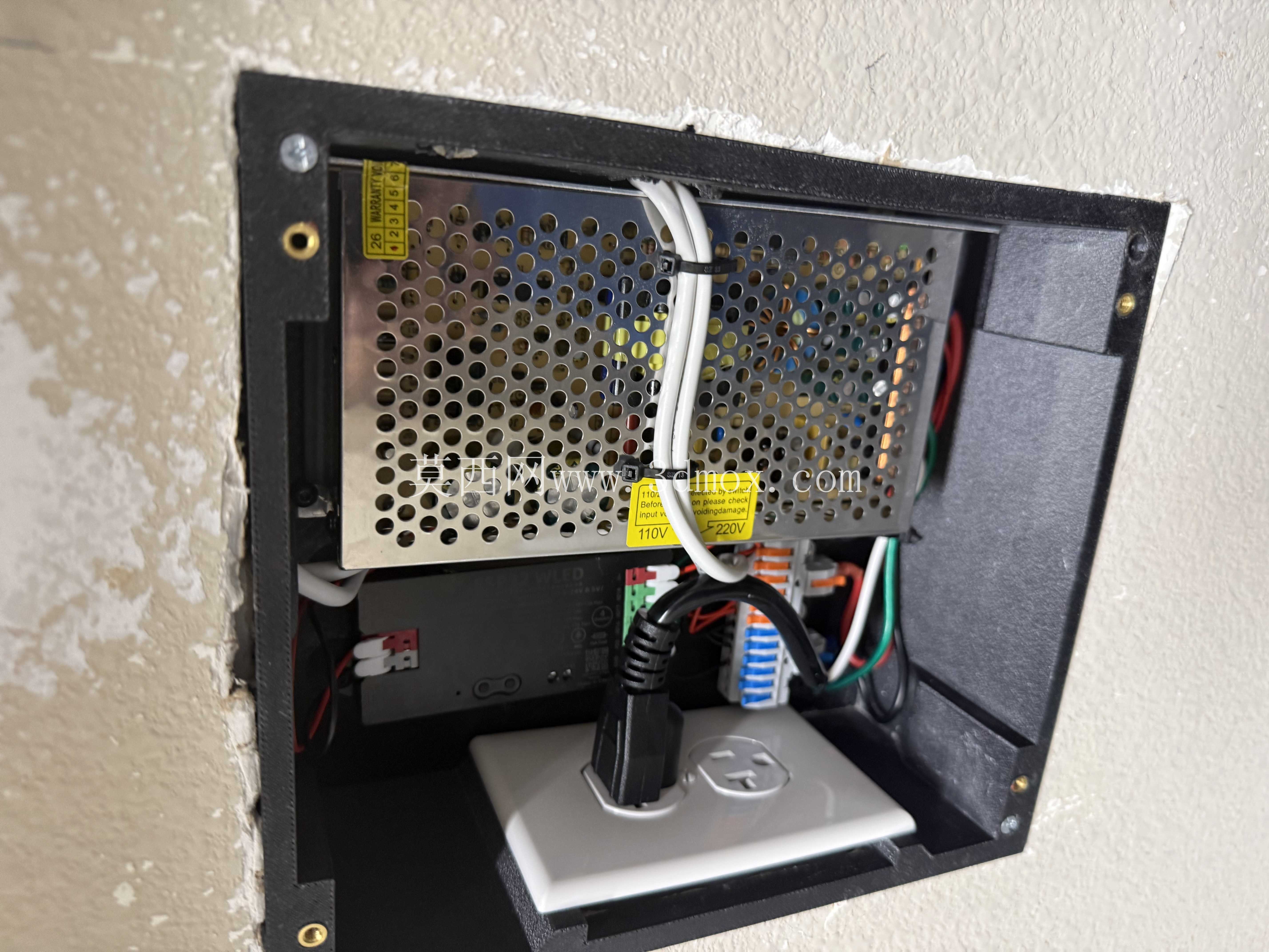 外壳 ESP32 LED 控制器和 5V 20A PSU