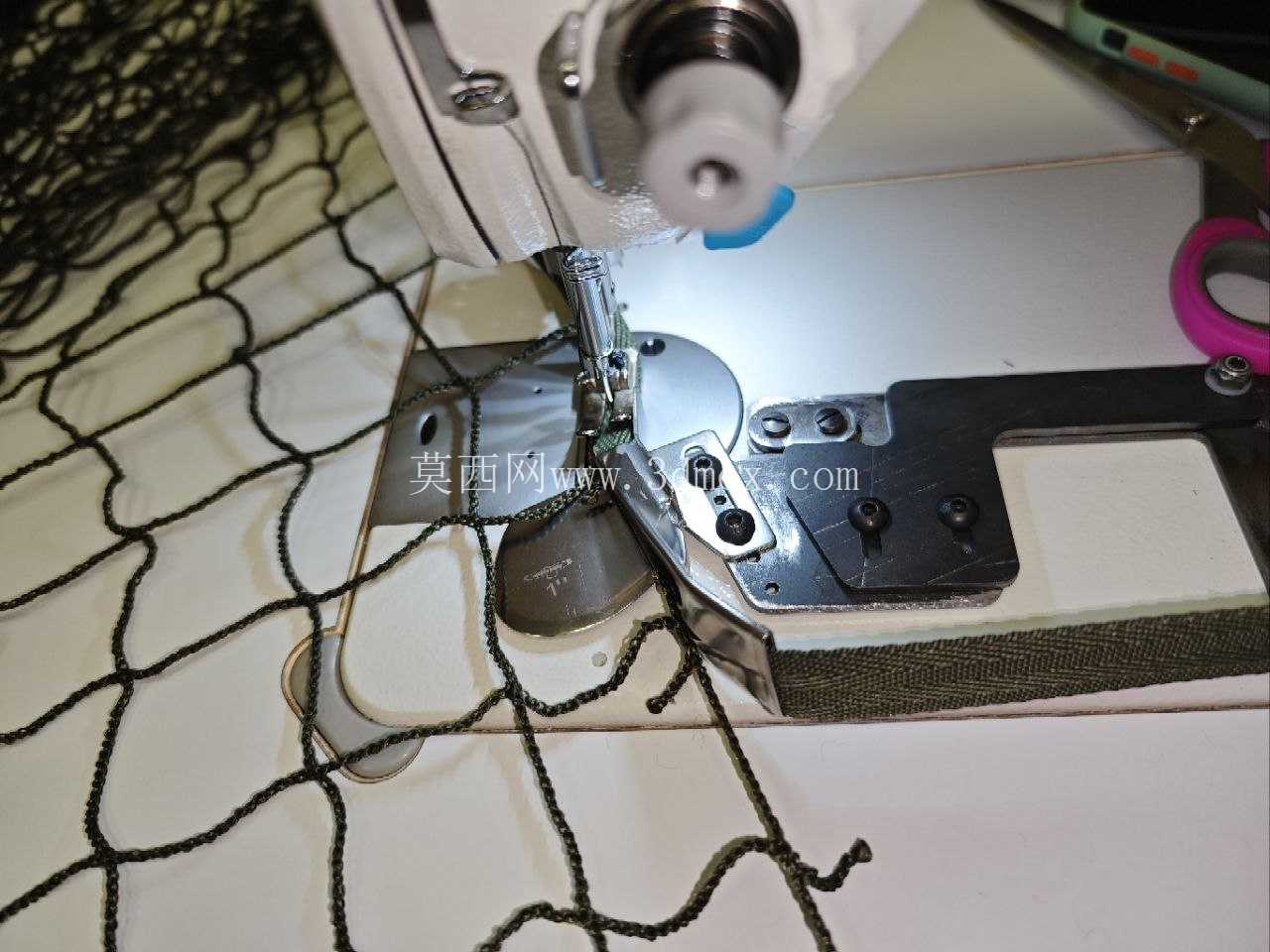 工业缝纫机的摆动式活页夹附件