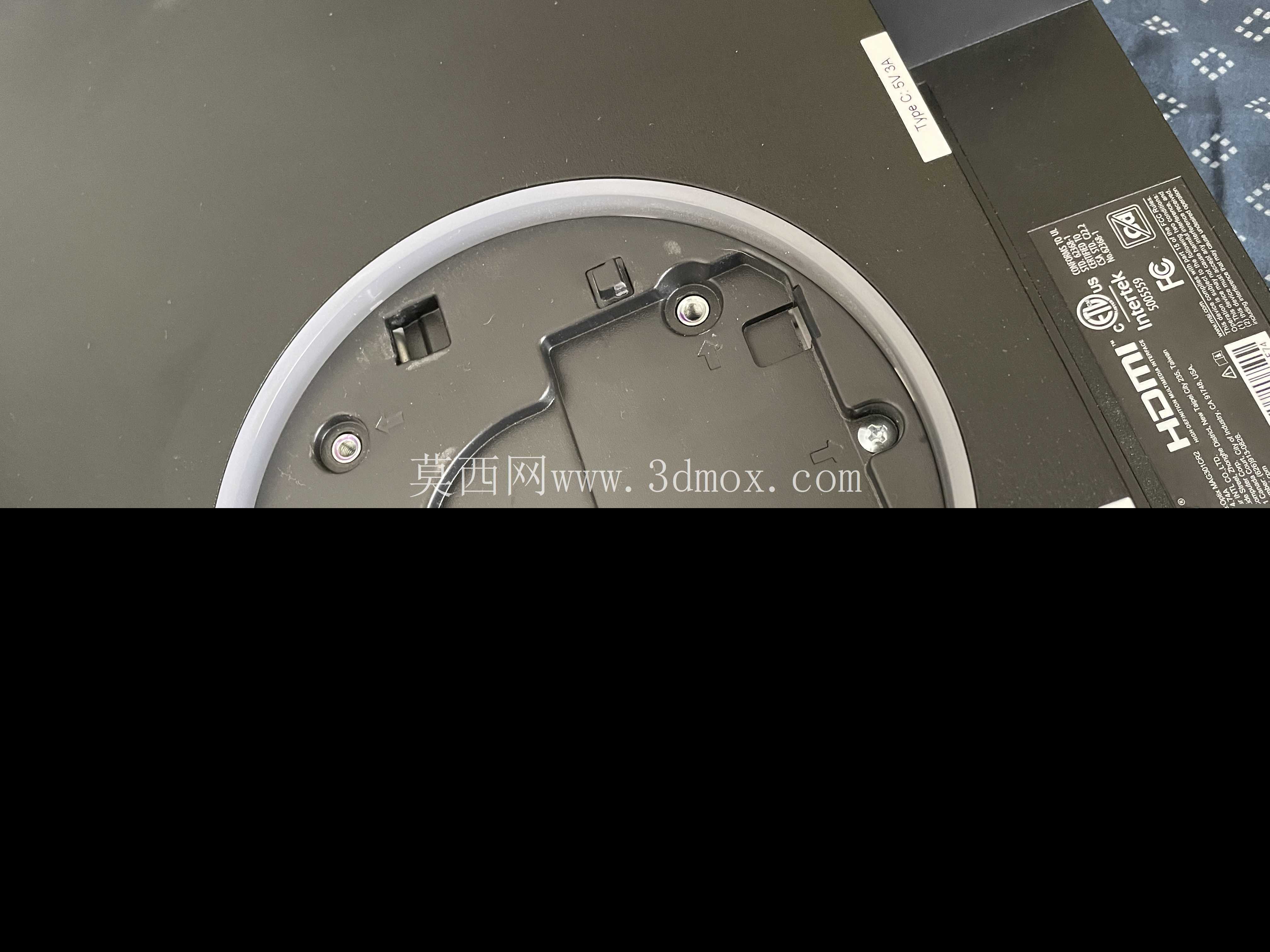 ������ MSI MAG301CR2 �� VESA ������