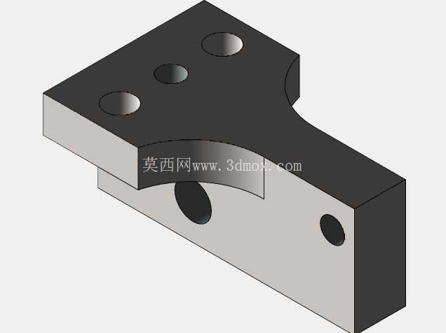 将销钉插入塑料产品