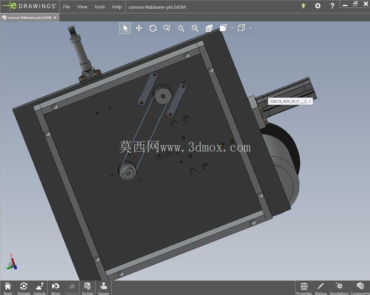 将销钉插入塑料产品
