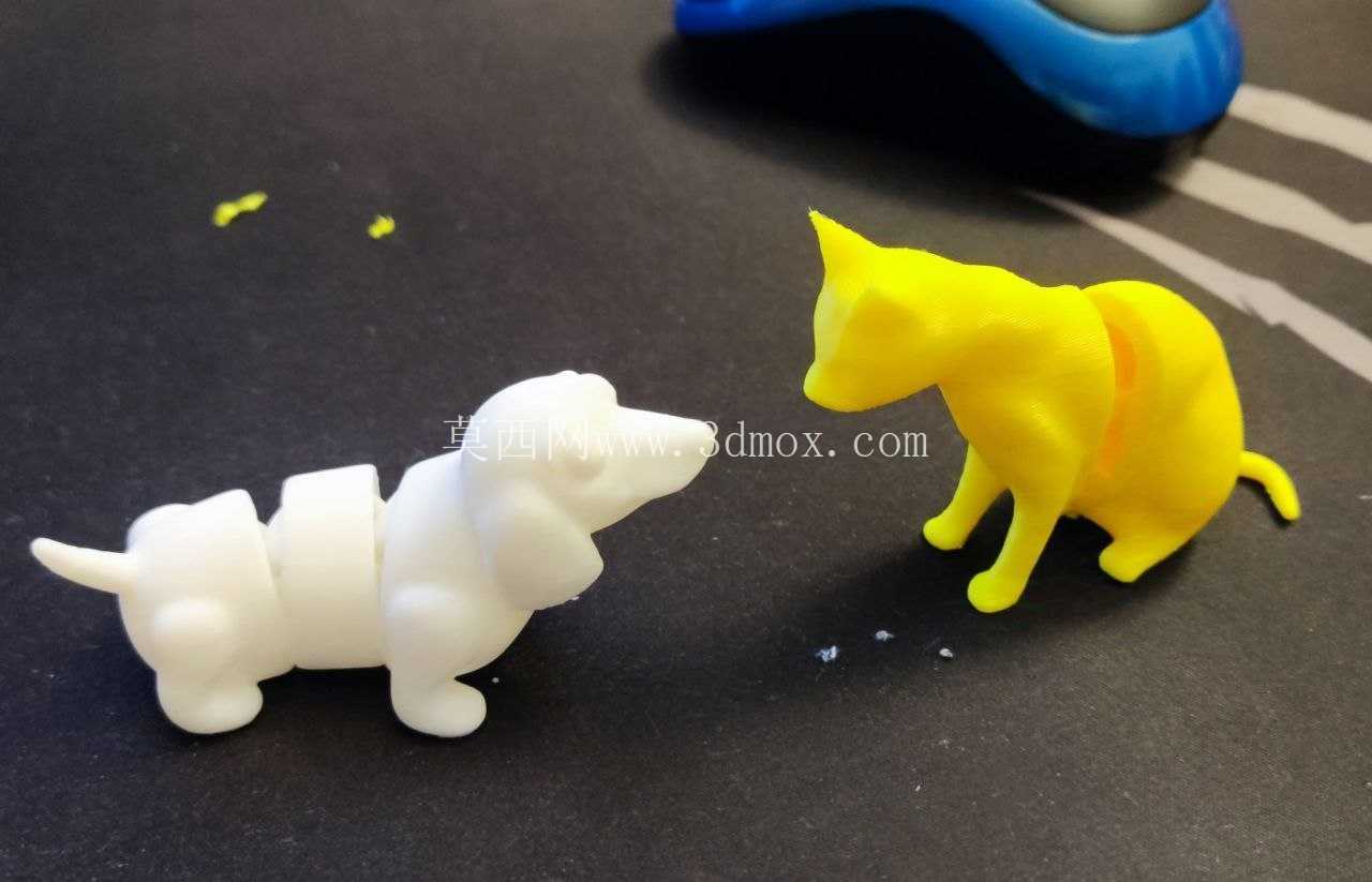 腊肠犬和猫的钥匙链铰接。