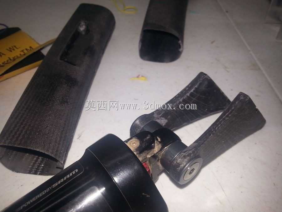 碳复合材料山地自行车减震座的模具和铰孔导轨