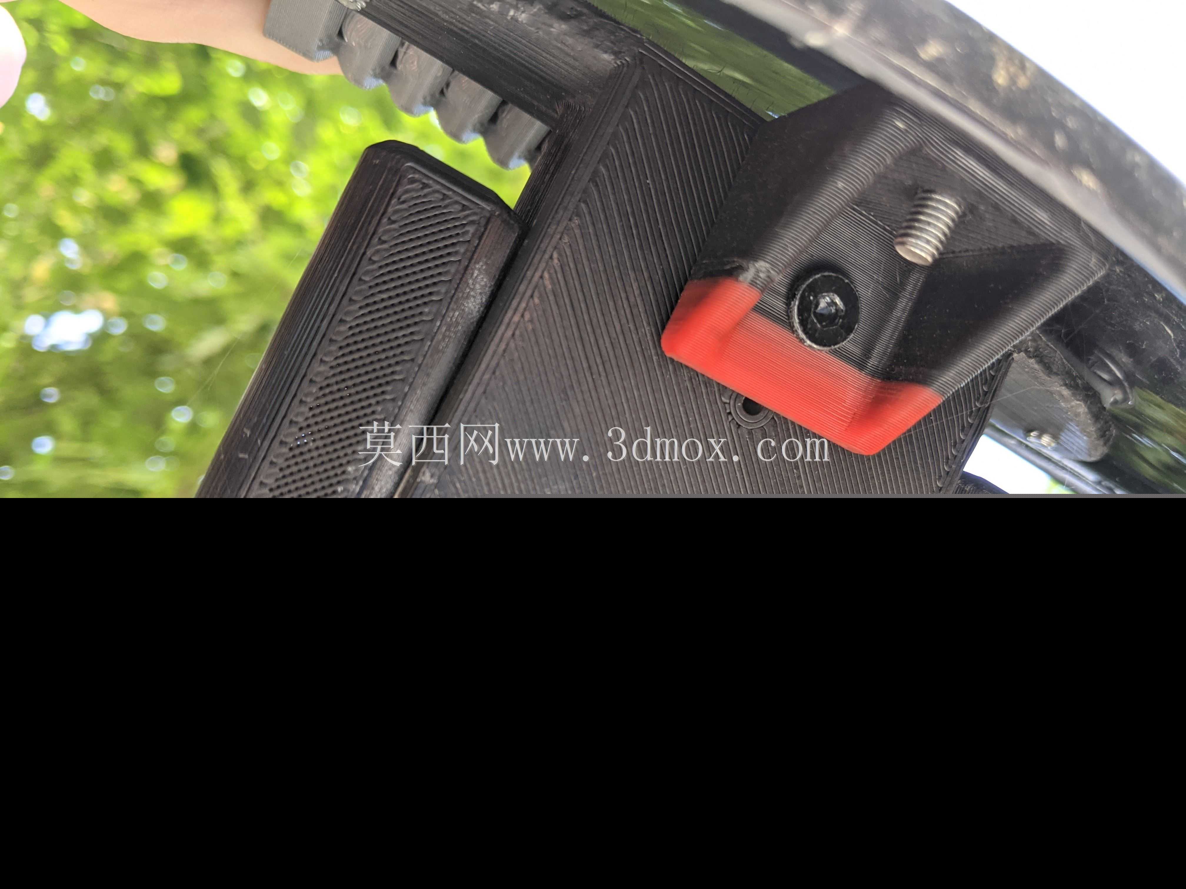 电动滑板车速度表上方的智能手机空间