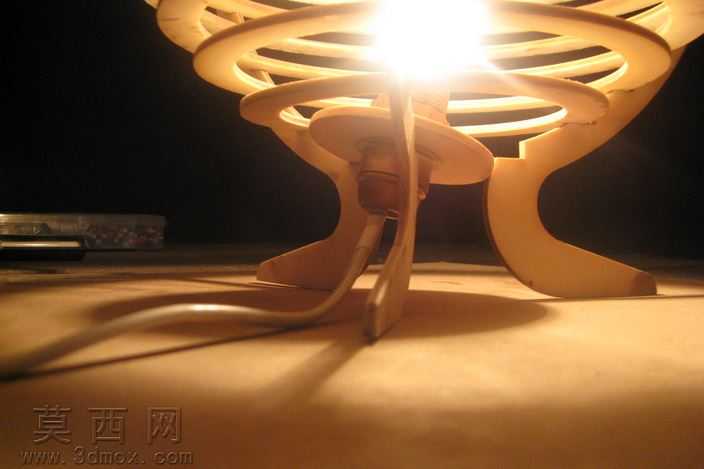 激光Cuted木头圆柱台灯!