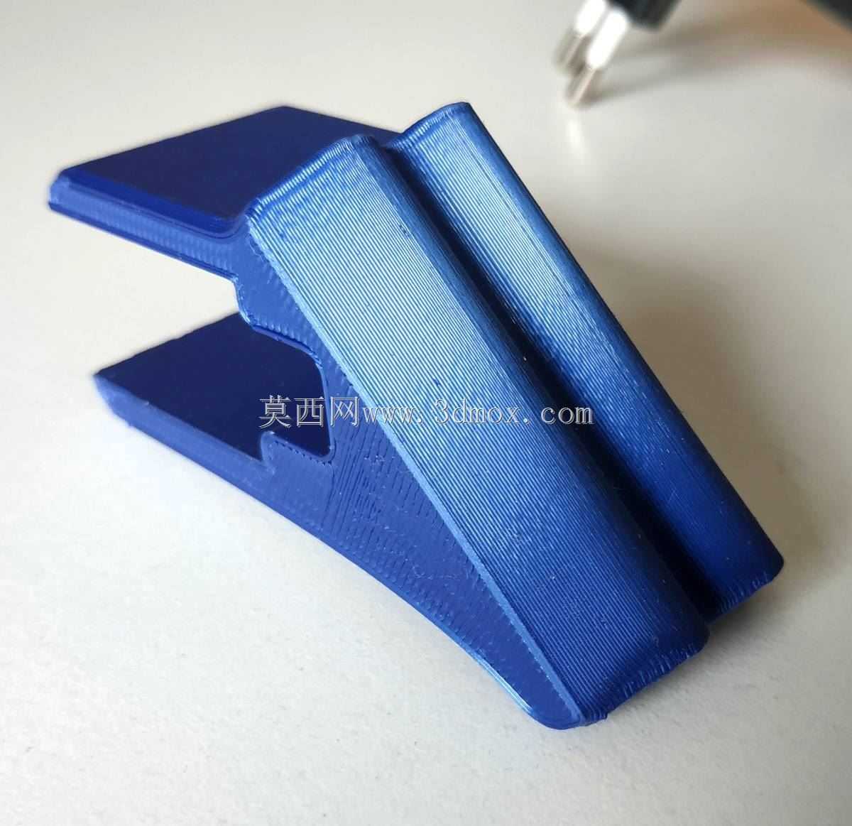 垂直板上的电池充电器支架