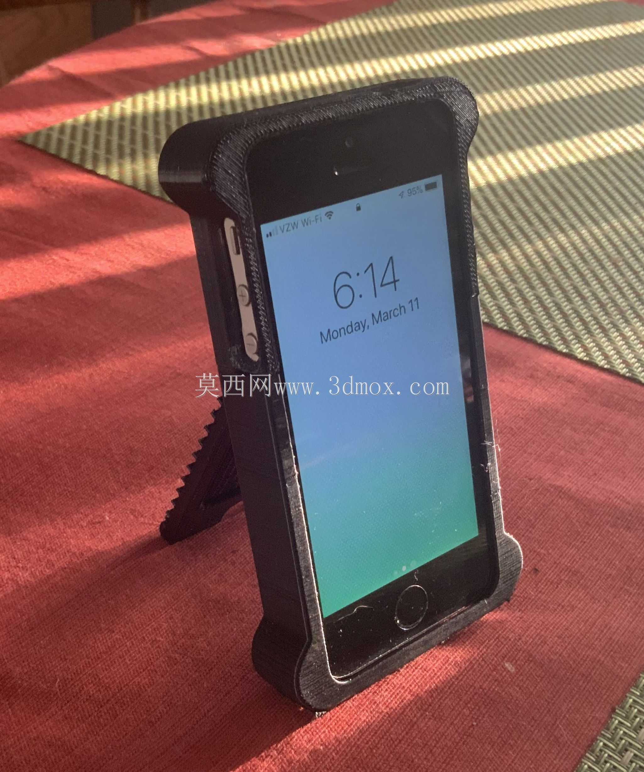 带无缝集成翻盖支架的iPhone 6 SE手机壳