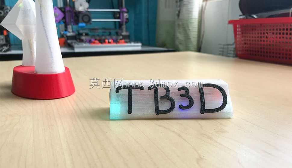 带有LED和字母的姓名标签