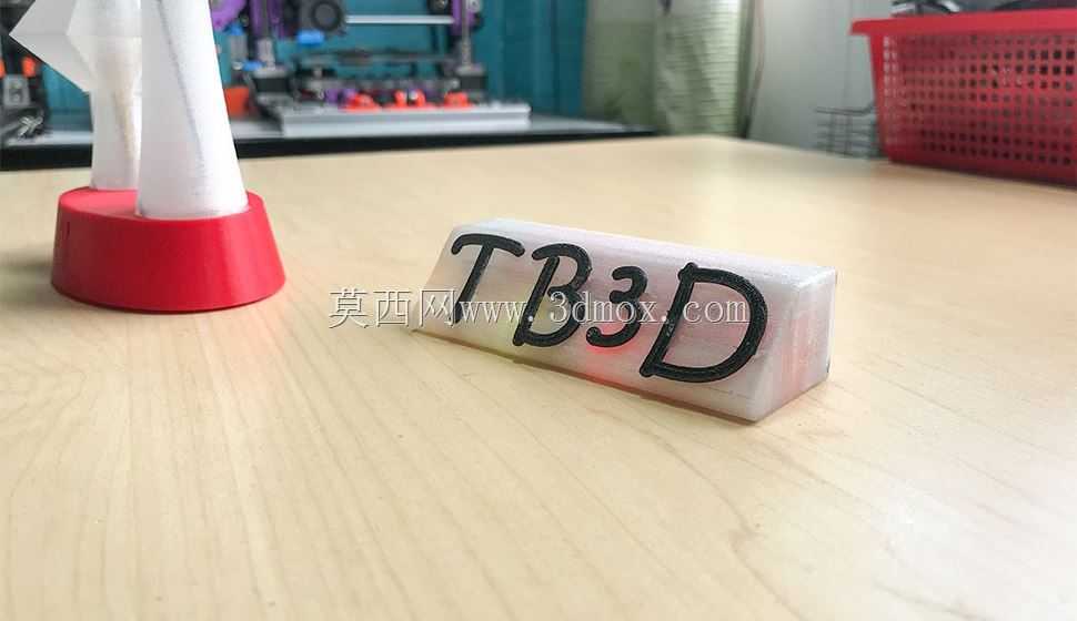 带有LED和字母的姓名标签