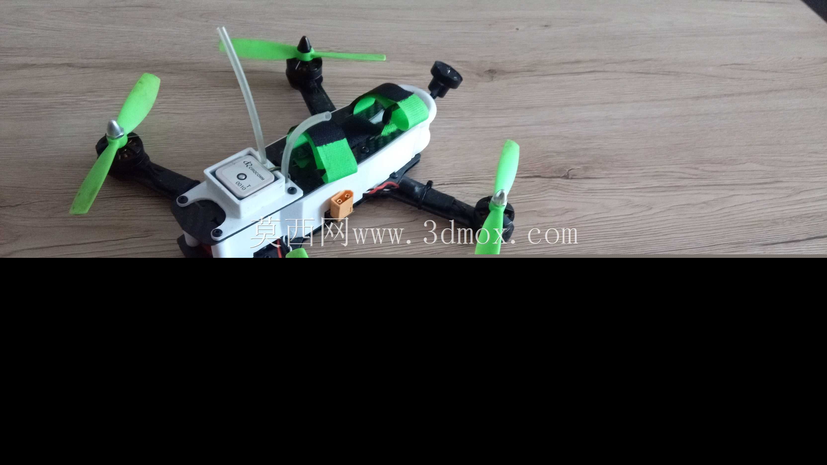 ZMR250机身带有F4 V3 flightcontroller支架。